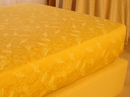 Particolare letto coordinato giallo