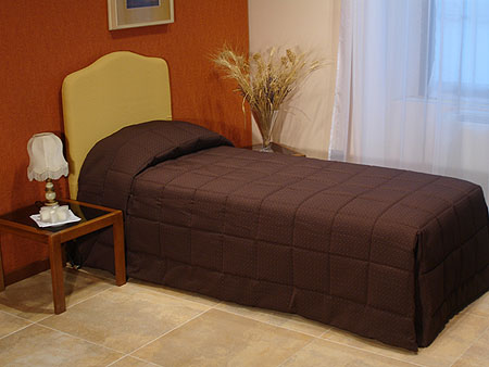 Particolare letto coordinato marrone